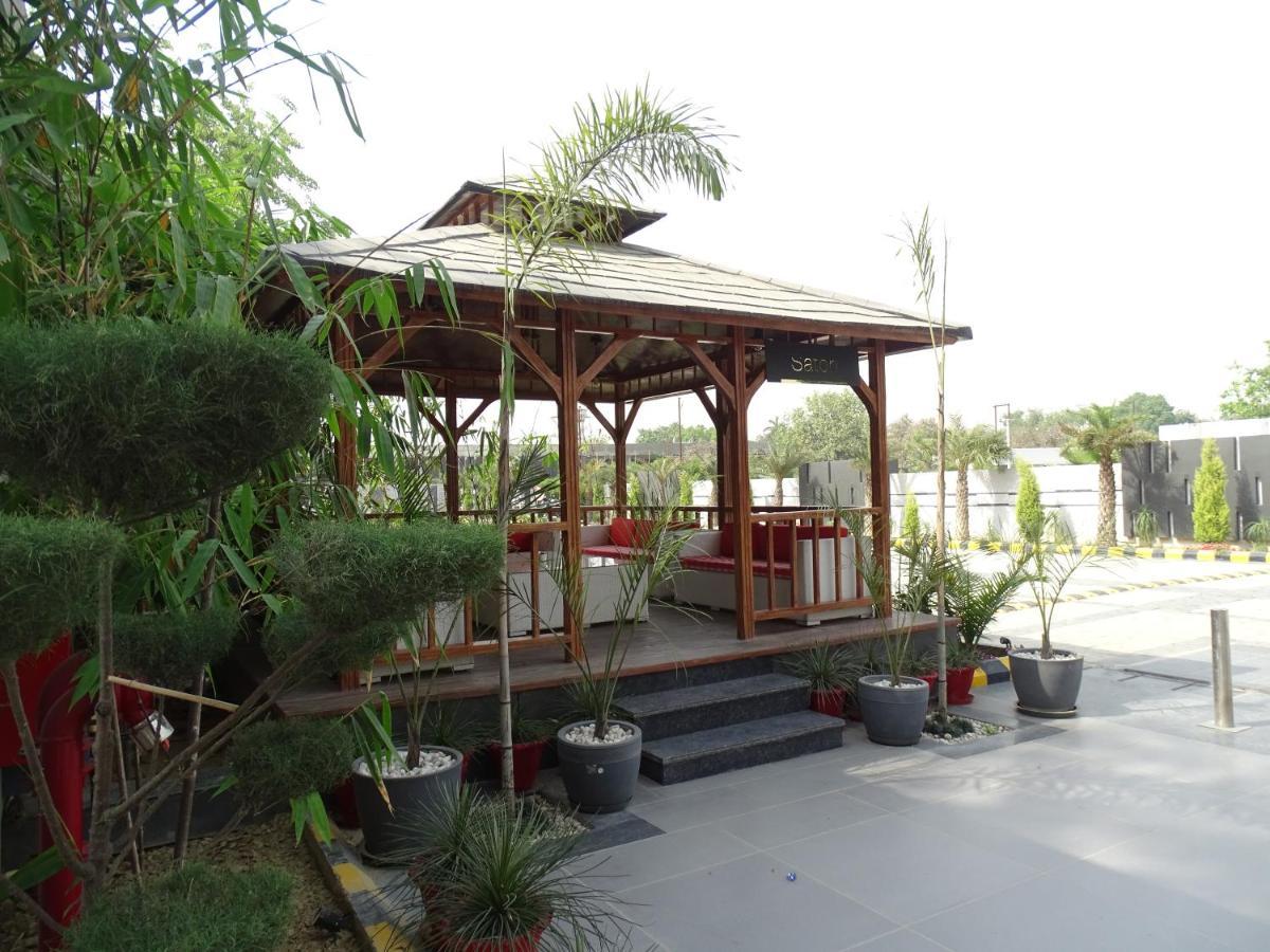The Grand Arc Hotel & Convention Centre Shahjahanpur Extérieur photo