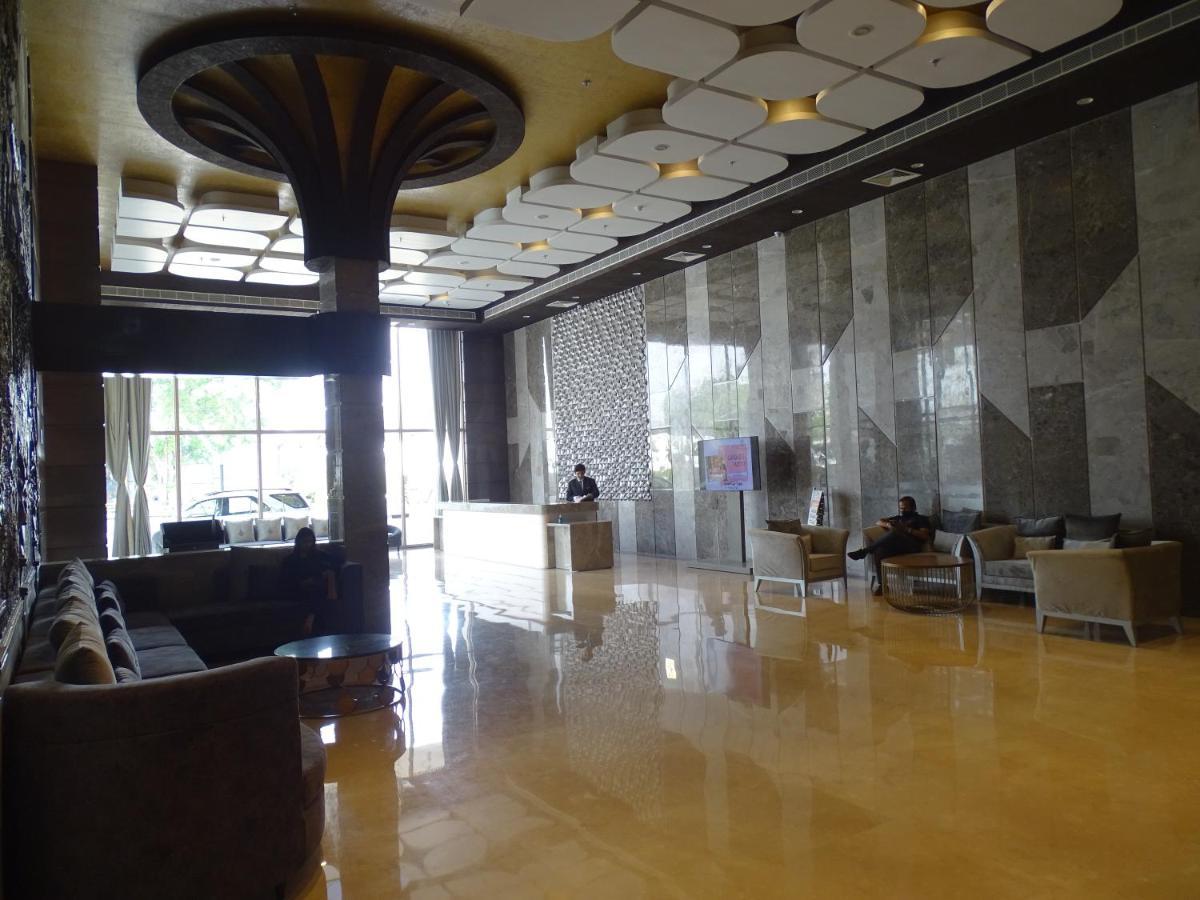 The Grand Arc Hotel & Convention Centre Shahjahanpur Extérieur photo