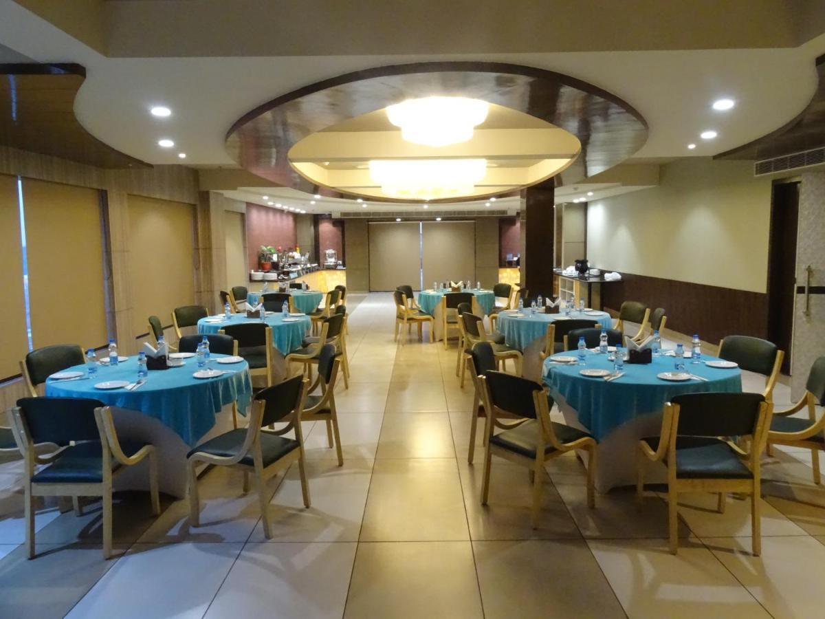The Grand Arc Hotel & Convention Centre Shahjahanpur Extérieur photo