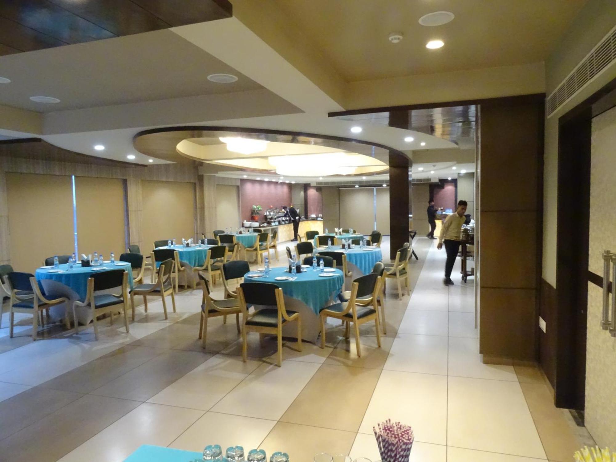The Grand Arc Hotel & Convention Centre Shahjahanpur Extérieur photo