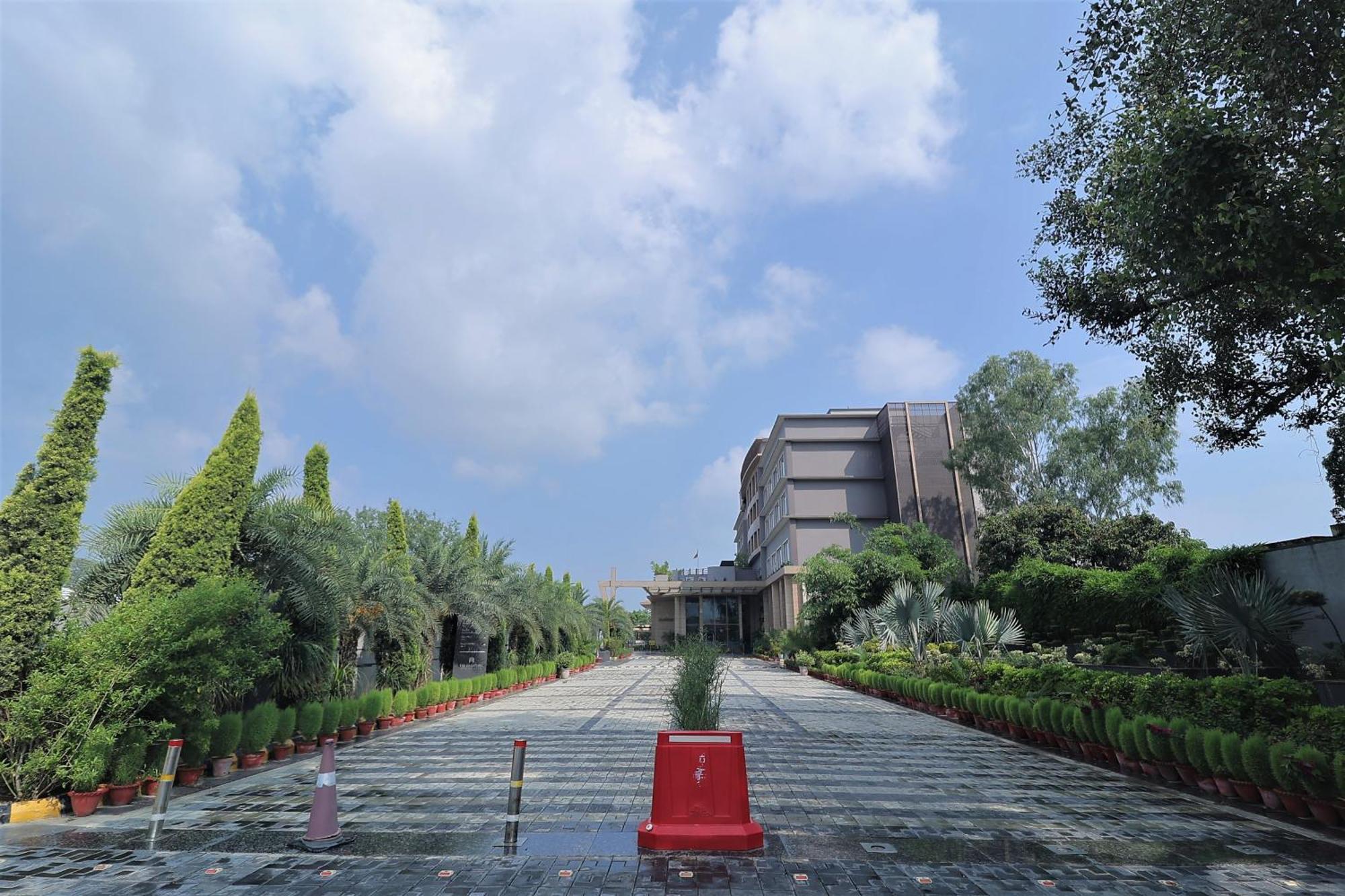 The Grand Arc Hotel & Convention Centre Shahjahanpur Extérieur photo